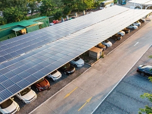 太阳能板在汽车太阳能车棚上的应用