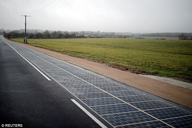 太阳能电池板铺成公路：晚上还能照明 